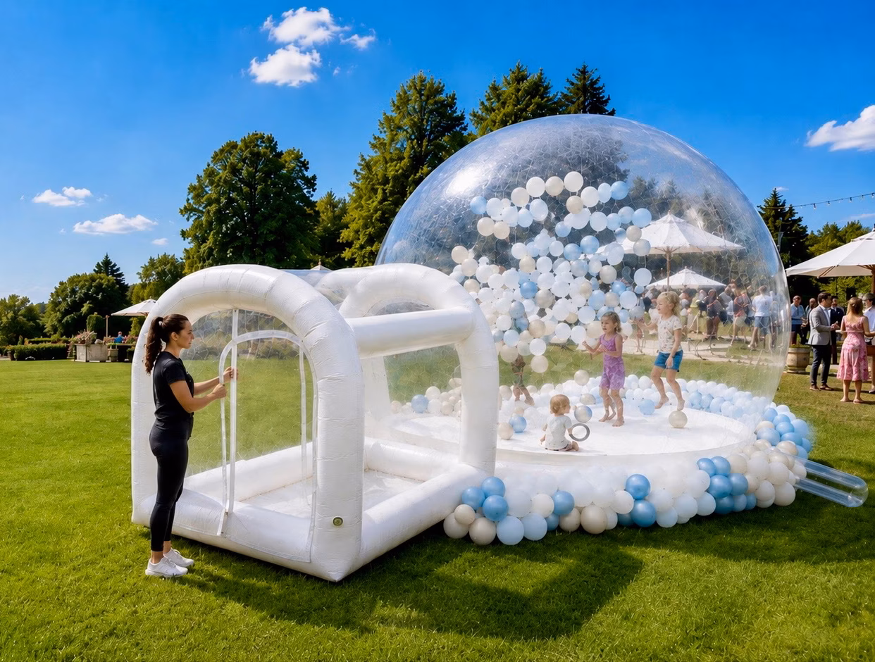 Transparentes Bubble House mit schwebenden Luftballons als Fotospot für Events in Berlin