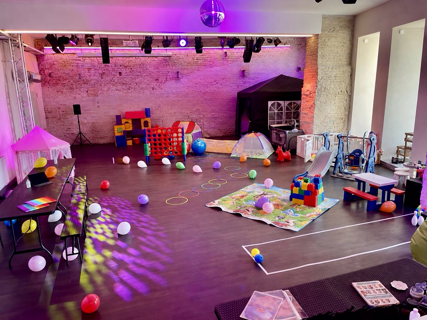 Komplett ausgestatteter Eventbereich von BerlinKids mit Spielmodulen auf einer Veranstaltung in Berlin