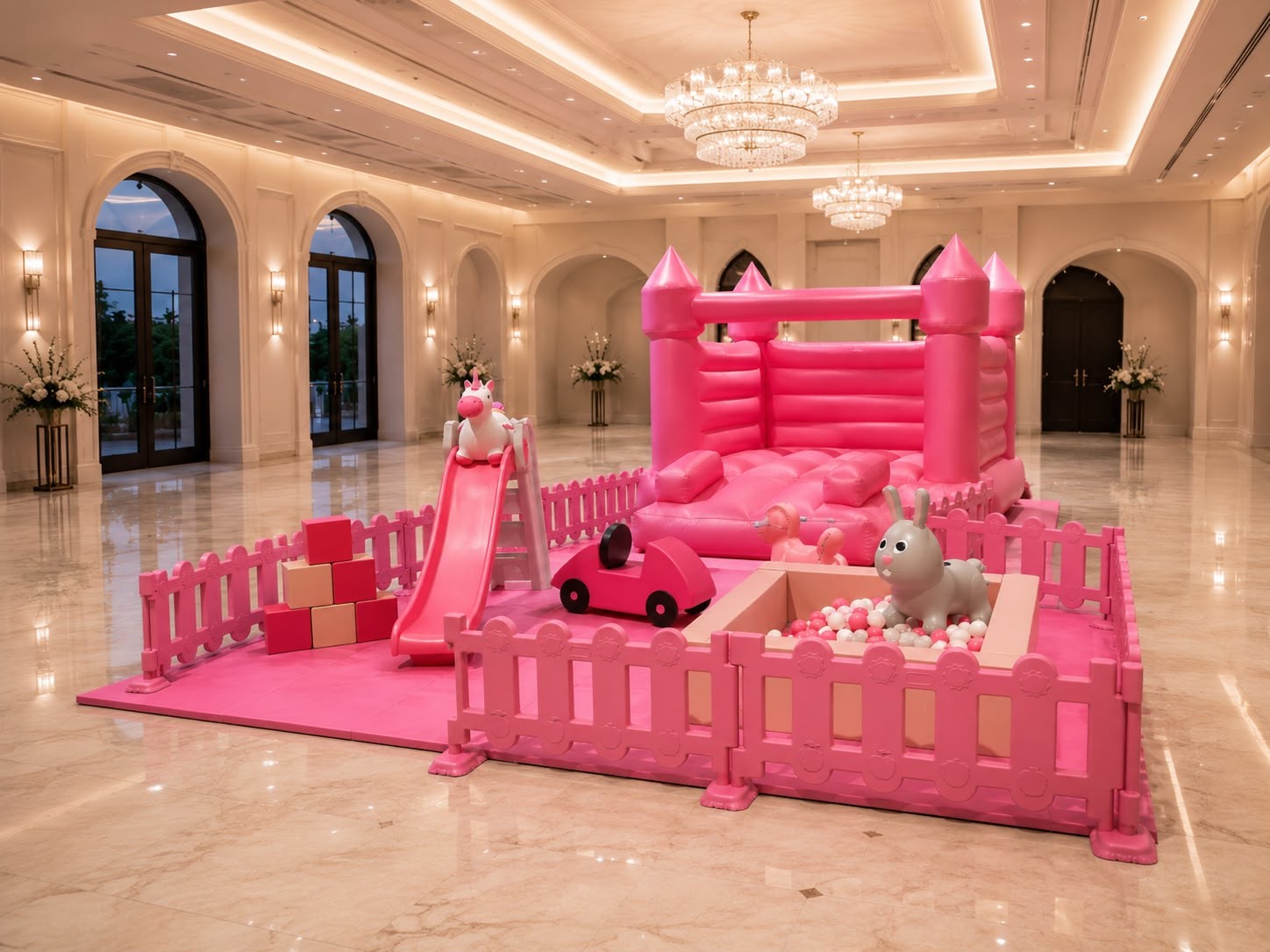 Rosa Softplay Erlebniswelt mit Hüpfburg und Bällebad für exklusive Events in Berlin
